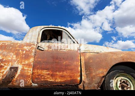 Cars Australia / Old Rusty FJ Holden Utility `s der Goldgräberstadt Clunes aus den 1850er Jahren in Victoria Australia. Stockfoto